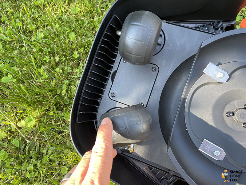 Das kleine Lenkrad des Segway Navimow i108E Mähroboters ohne Begrenzungskabel wird in der Nahaufnahme gezeigt.